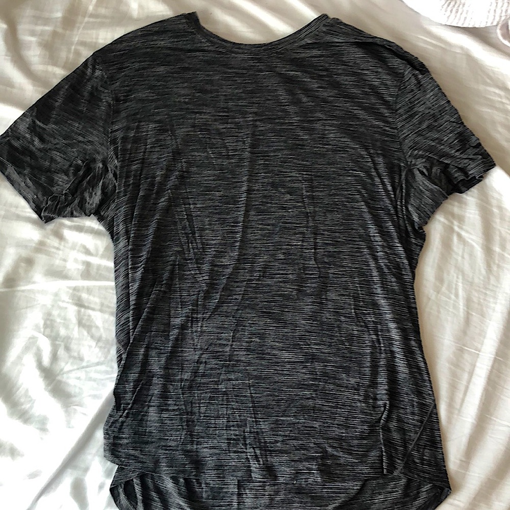 Lululemon Men’s T-shirt. Size Large. Grey/Black